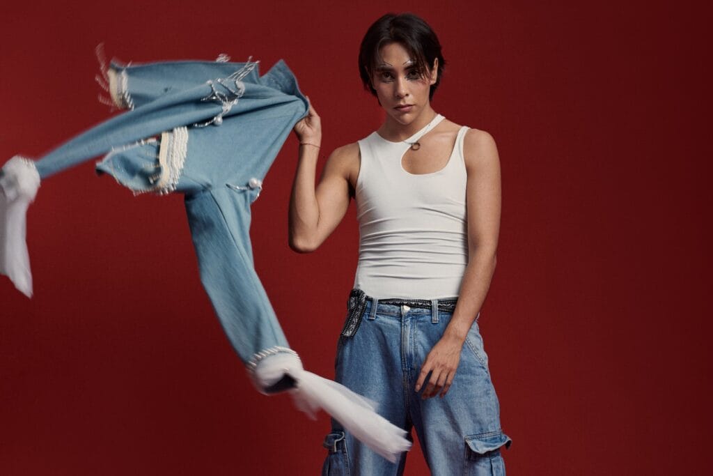 LENIN sosteniendo su casaca de denim