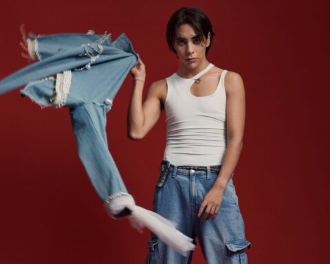 LENIN sosteniendo su casaca de denim