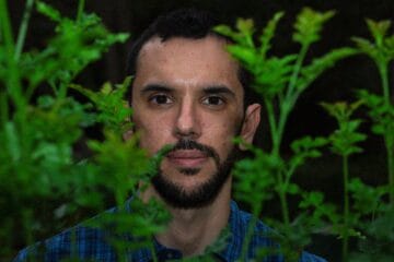 Lento Rodríguez entre los árboles