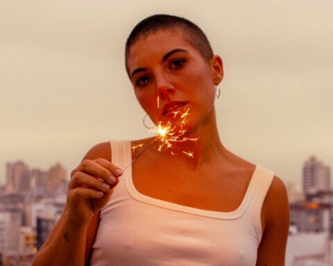 Lorena Blume sosteniendo una mecha