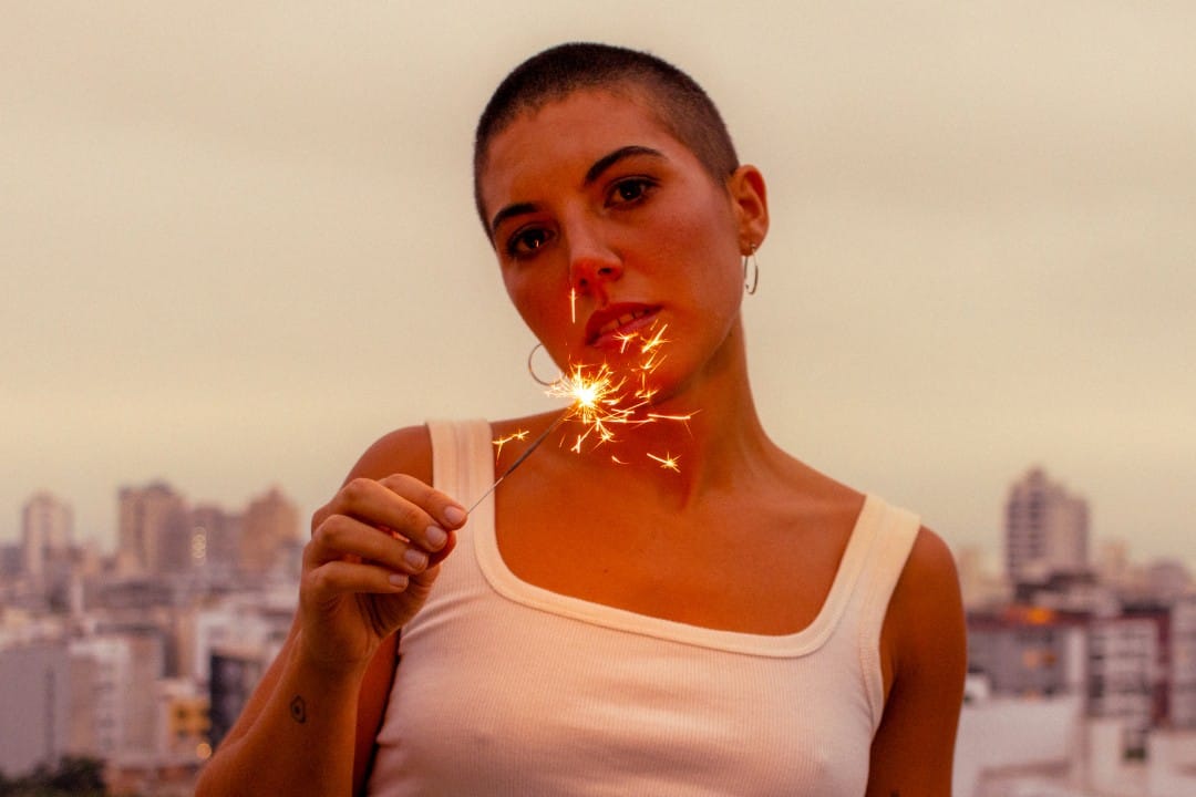 Lorena Blume sosteniendo una mecha