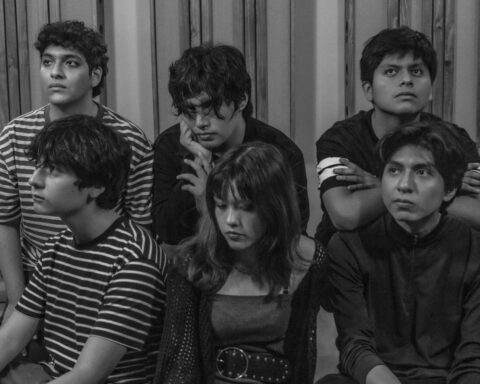 Los Membrillos sentados en dos filas