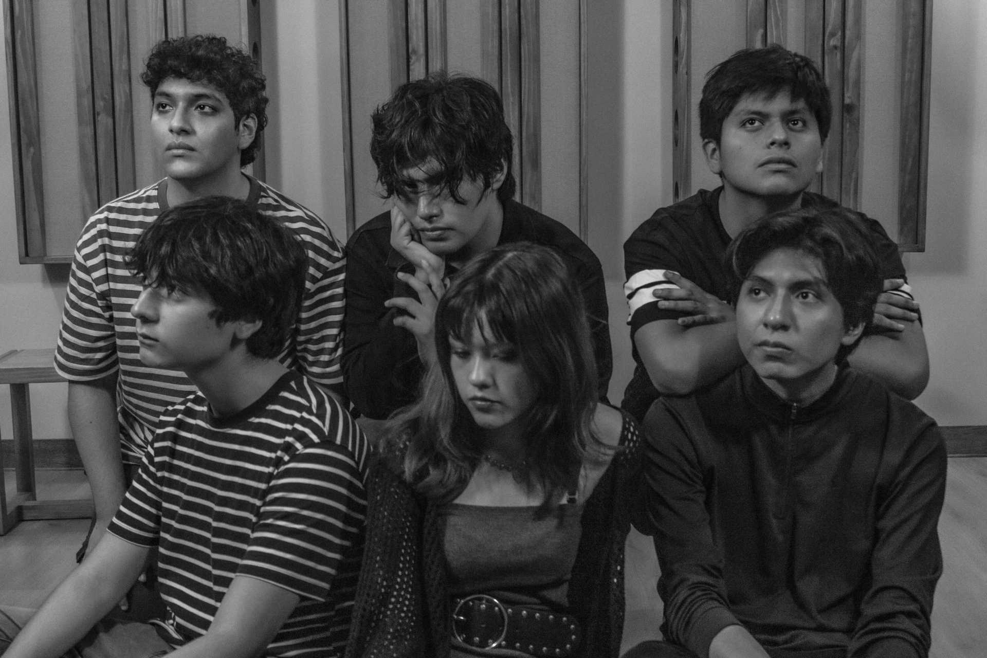 Los Membrillos sentados en dos filas