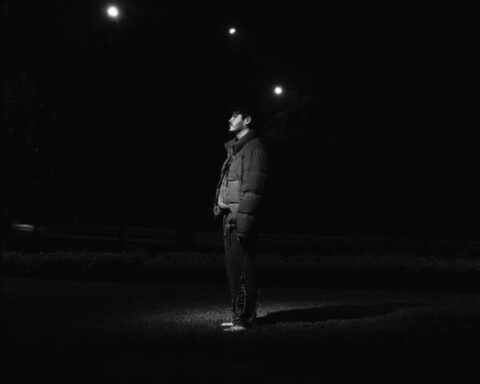 Magel mirando a un lado en blanco y negro