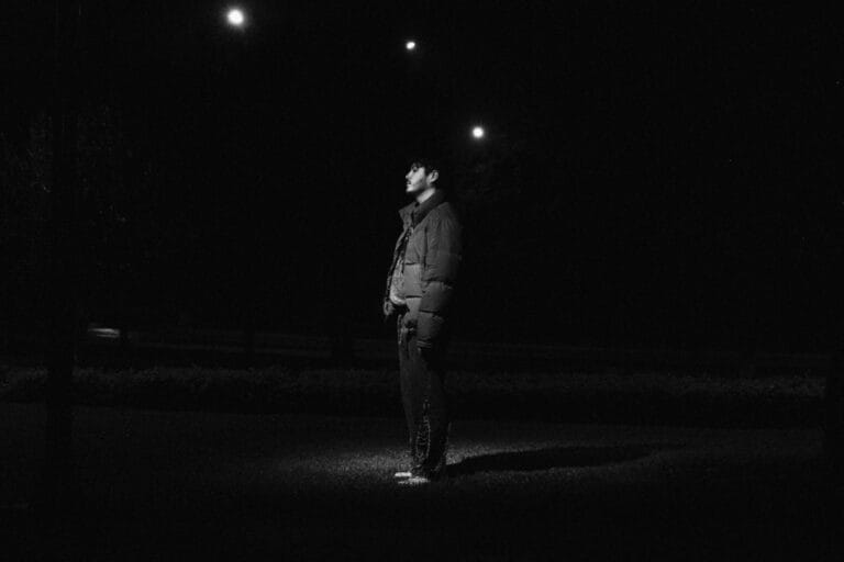 Magel mirando a un lado en blanco y negro
