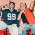 Manu Chao y Santa Fe Klan sentados en unos bancos