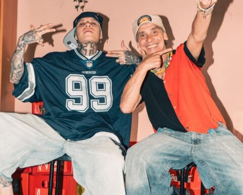 Manu Chao y Santa Fe Klan sentados en unos bancos