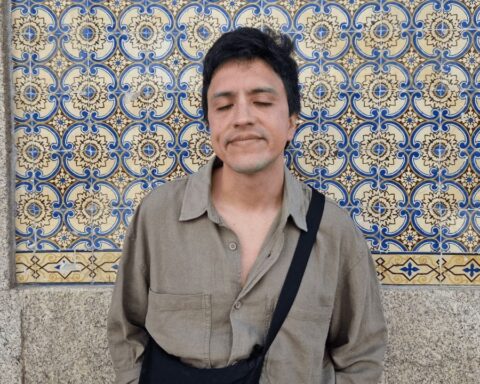 Matalascallando posando con los ojos cerrados