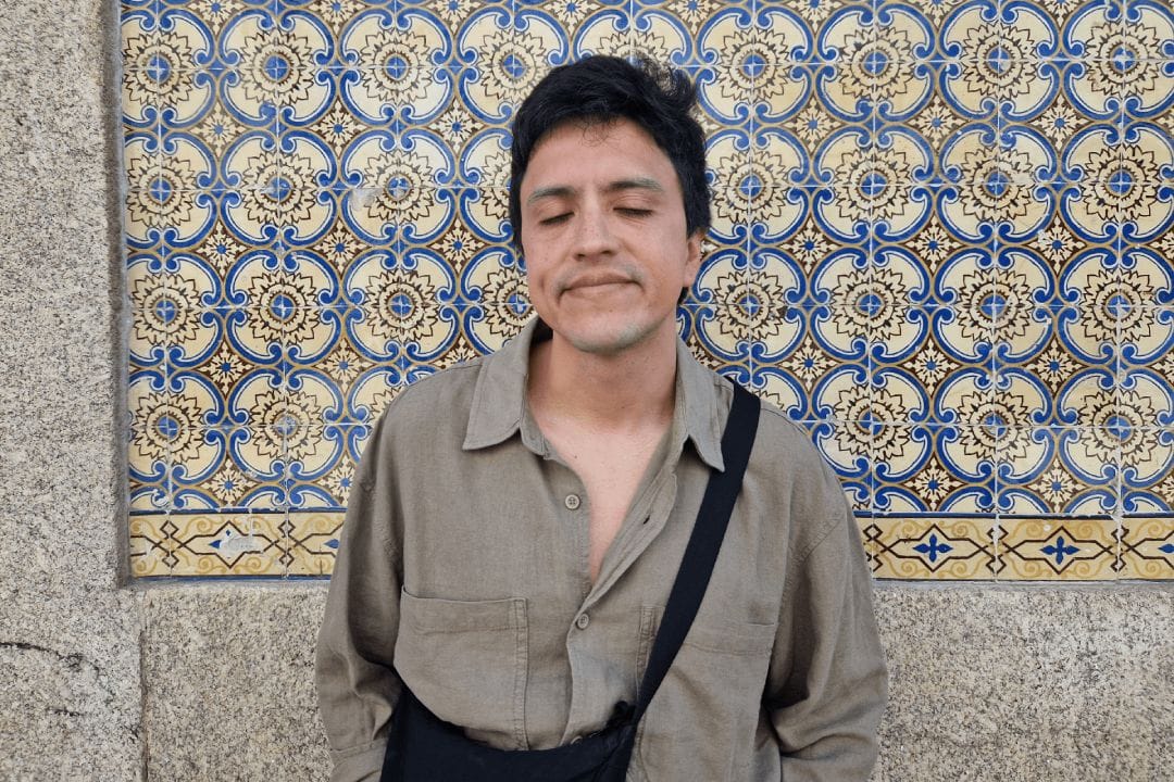 Matalascallando posando con los ojos cerrados