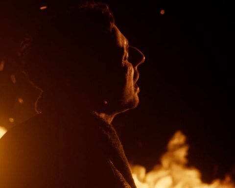 MCAS cantando frente al fuego