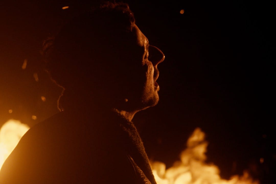 MCAS cantando frente al fuego