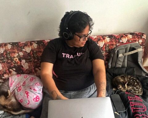 Negra Valencia en su sofá