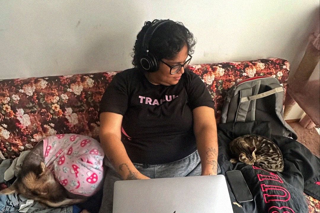 Negra Valencia en su sofá