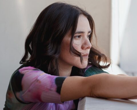 Pahua mirando por la ventana