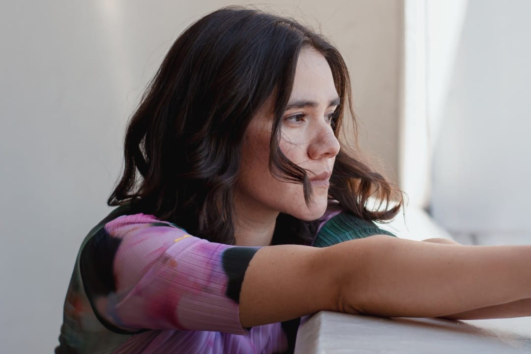 Pahua mirando por la ventana