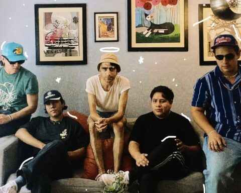 Planeta No y Bilbao sentados en el sillón de una sala