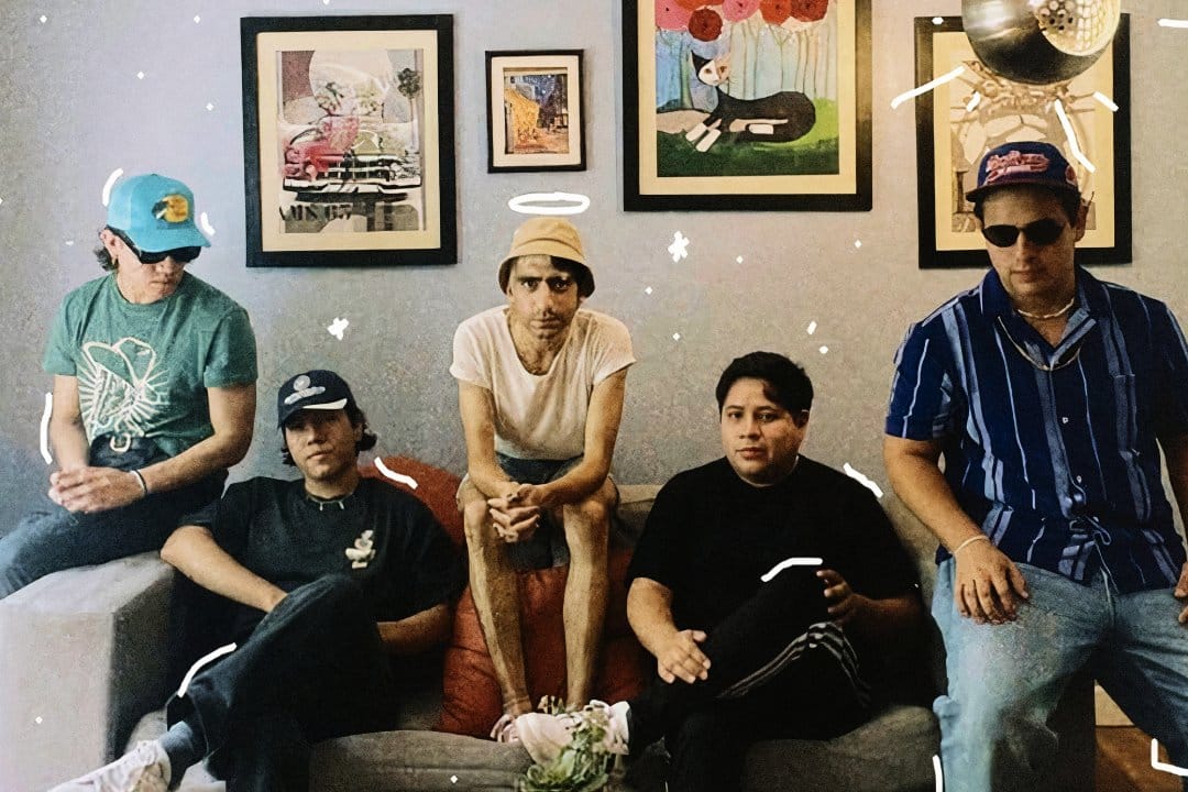 Planeta No y Bilbao sentados en el sillón de una sala