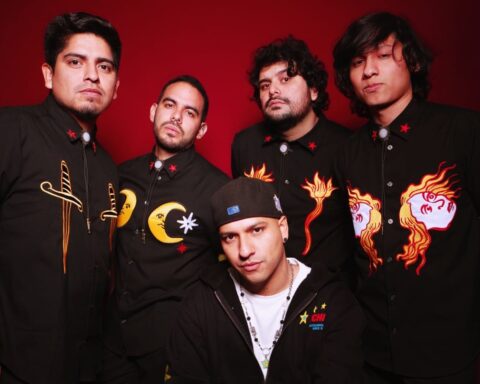 Plastical People posando frente a un fondo rojo