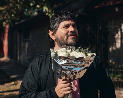 Santiago Motorizado sosteniendo un ramo de flores