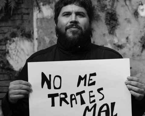 Santiago Motorizado en el videoclip de No Me Trates Mal