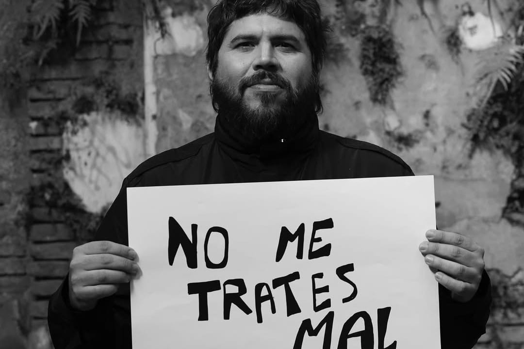 Santiago Motorizado en el videoclip de No Me Trates Mal