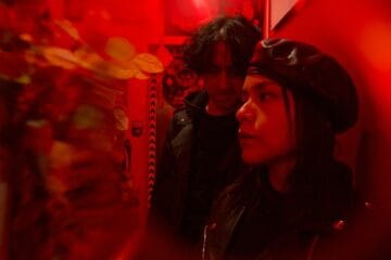 Sexores posando con luz roja