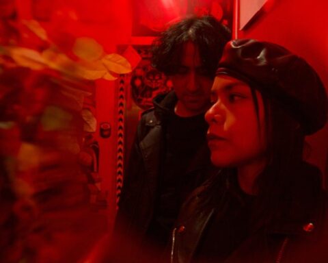 Sexores posando con luz roja