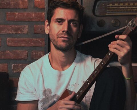 Tati Díaz Bonilla sosteniendo una guitarra