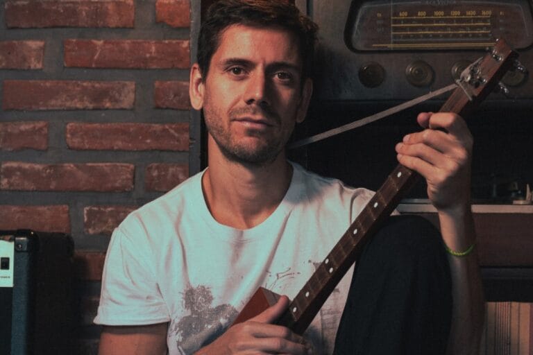 Tati Díaz Bonilla sosteniendo una guitarra