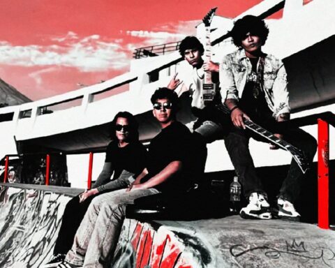 The Chøklz posando en un skate park