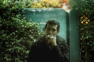 To Each It's Own fumando en un patio casero