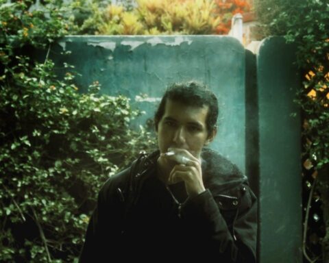 To Each It's Own fumando en un patio casero