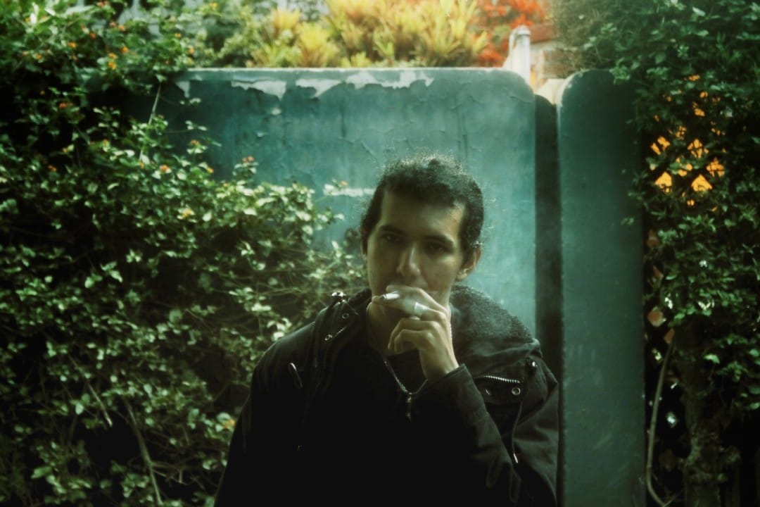 To Each It's Own fumando en un patio casero