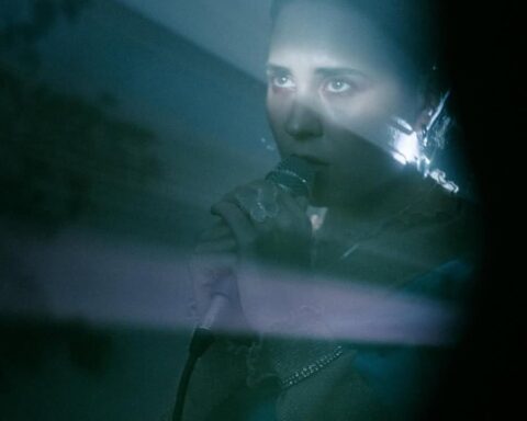 Vicenta sosteniendo un micrófono