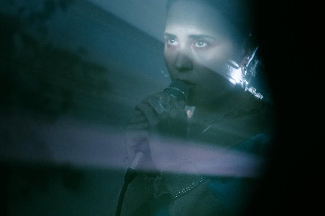 Vicenta sosteniendo un micrófono