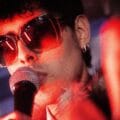 Yamil Quiere Ser Artista con lentes de sol y micrófono