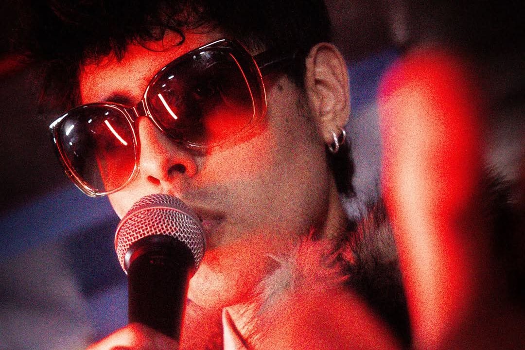 Yamil Quiere Ser Artista con lentes de sol y micrófono