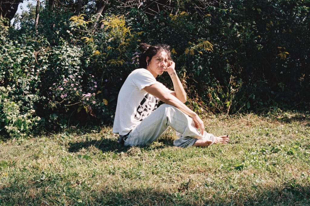 A.CHAL en un jardín