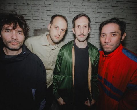 Los cuatro integrantes de Atrás Hay Truenos posando frente a la cámara