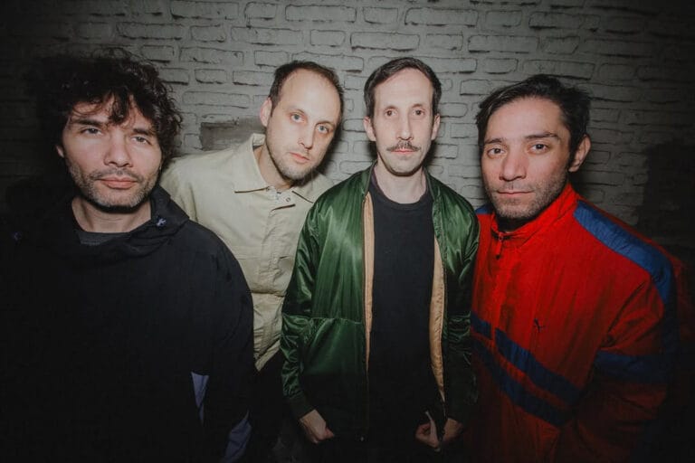 Los cuatro integrantes de Atrás Hay Truenos posando frente a la cámara