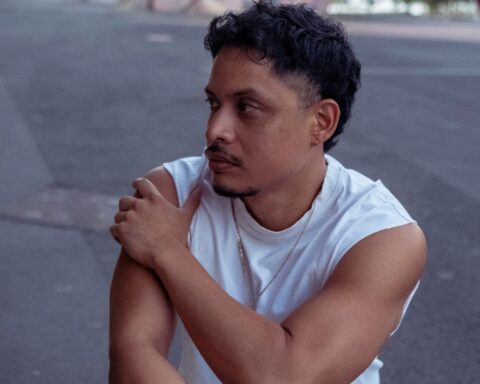 Dandre de perfil, sentado en medio de la calle