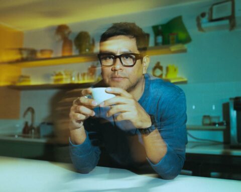 Dreams of Board sostiene una taza de café