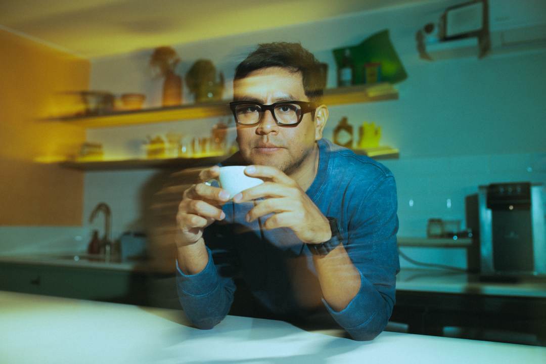 Dreams of Board sostiene una taza de café