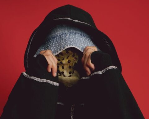 Lui5 posa con su característica máscara