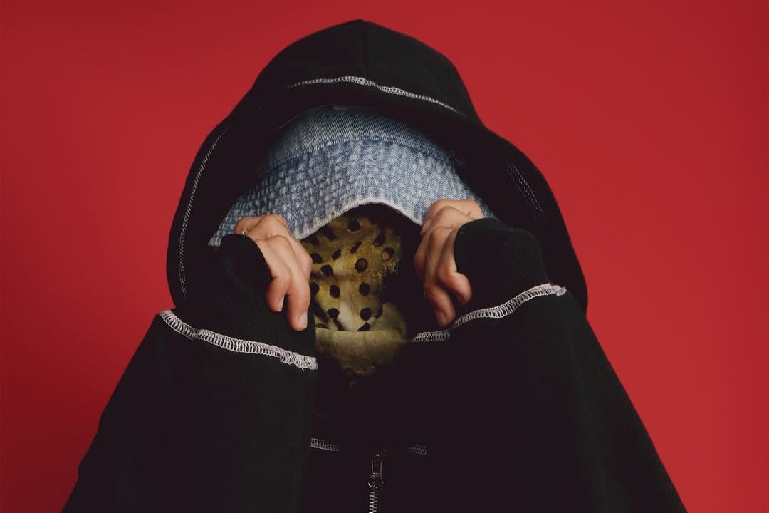 Lui5 posa con su característica máscara