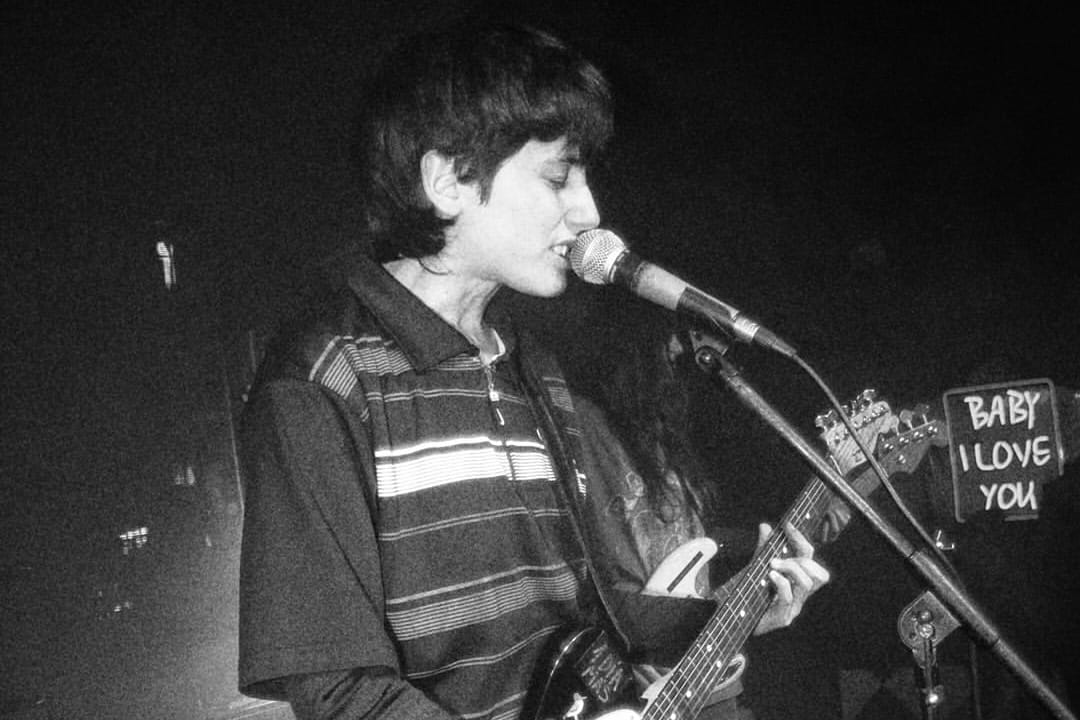 Nina Suárez tocando guitarra