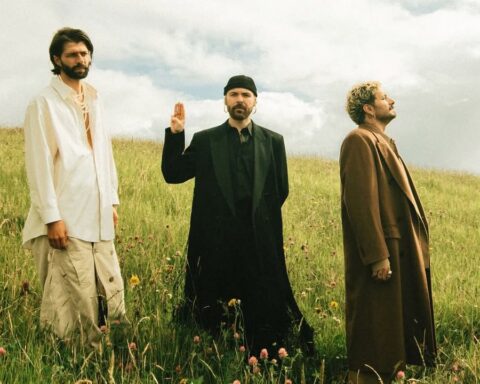 Oh'laville posando frente a la cámara en medio de un paisaje