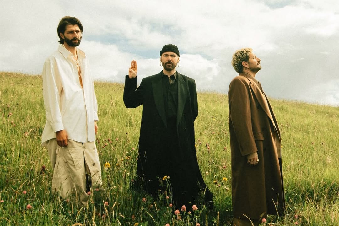 Oh'laville posando frente a la cámara en medio de un paisaje