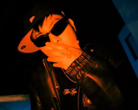 RMarck posando con su mano en la cara frente a la cámara