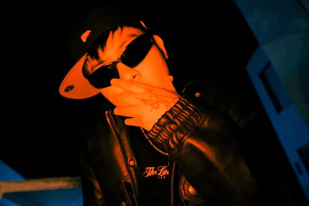 RMarck posando con su mano en la cara frente a la cámara